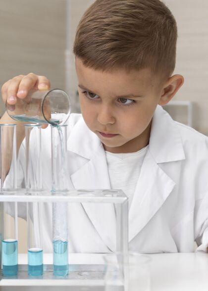 学校小男孩在学校做科学实验教育化学学习