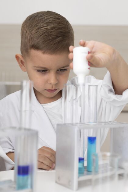 化学小男孩在学校做科学实验实验室男孩学习