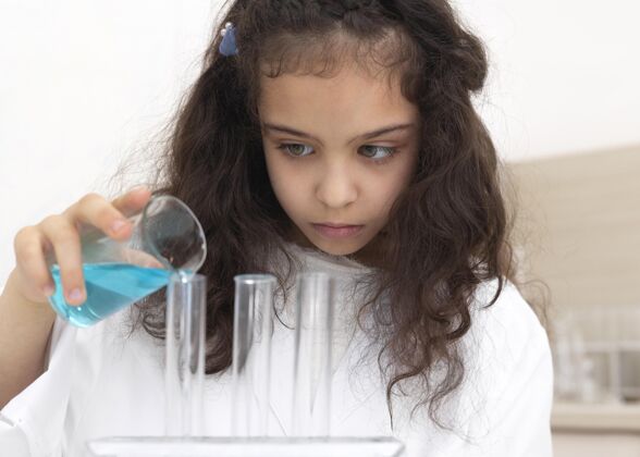 研究小女孩在学校做科学实验实验教育科学