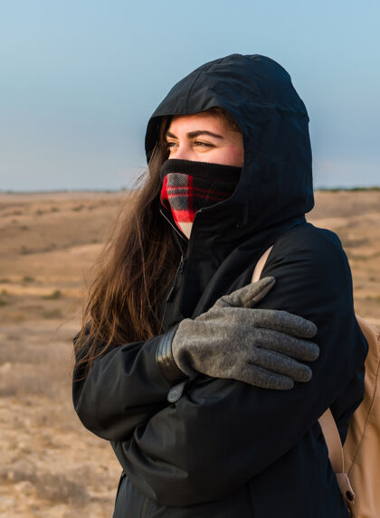 外套垂直浅焦特写一个女性拥抱自己 因为天气寒冷天气温暖包裹