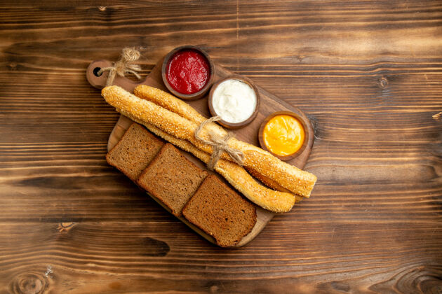 营养顶视图黑面包面包面包与面包和调味品在一个棕色的桌子上食物面包面包面包辛辣馒头美食健康