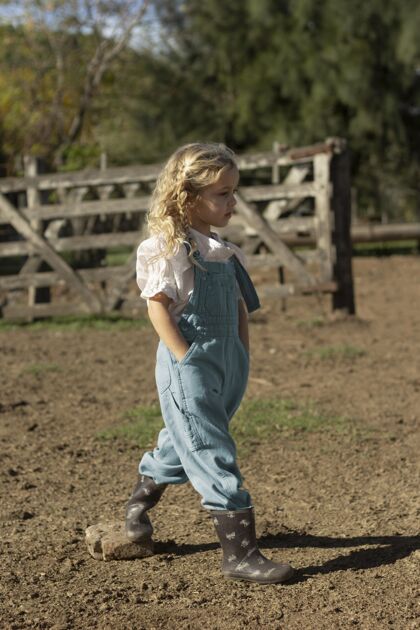 生活在农场散步的全镜头女孩活动乡村乡村