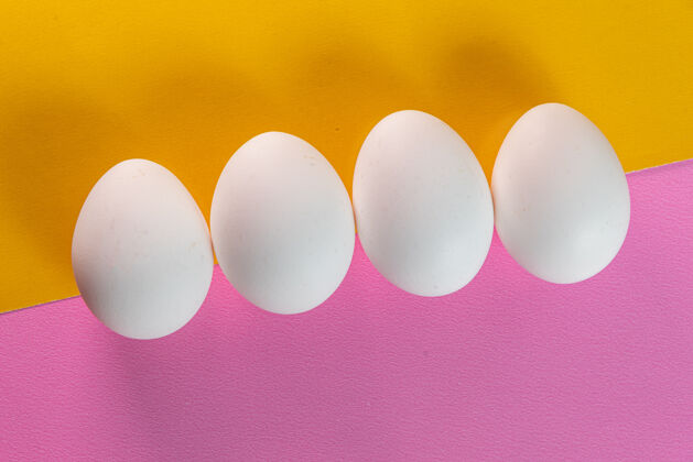 生的黄色和粉色桌子上的鸡蛋特写食品健康食品