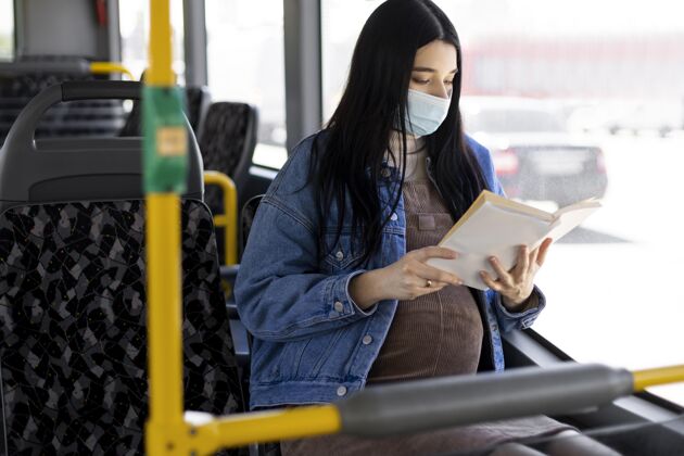 汽车戴着面具看书的女人面罩旅行孕妇