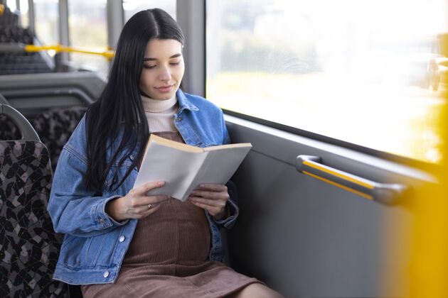 目的地中镜头孕妇读本公共汽车汽车汽车