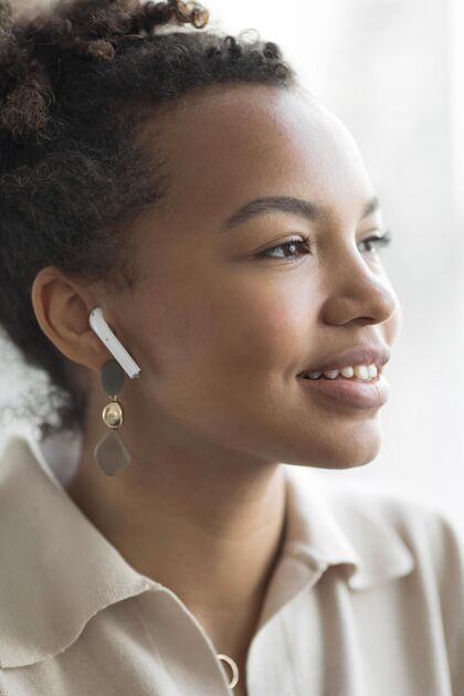 垂直戴着耳机的女人靠近点年轻年轻科技