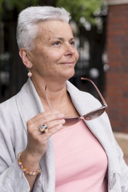 城市戴眼镜的中枪女人女性城市退休