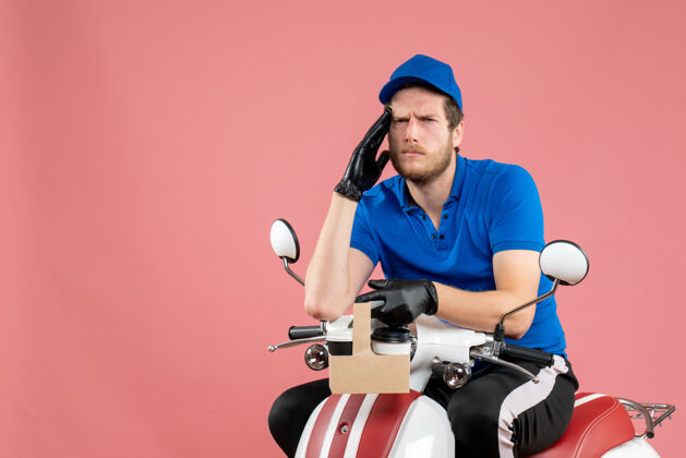 男性正面图身着蓝色制服的男快递员手持咖啡骑在粉色快餐服务工的送货工作自行车上男人粉色工作
