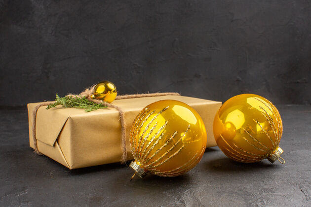 蔬菜前视图圣诞礼物与玩具在黑暗的背景年份球鸡蛋