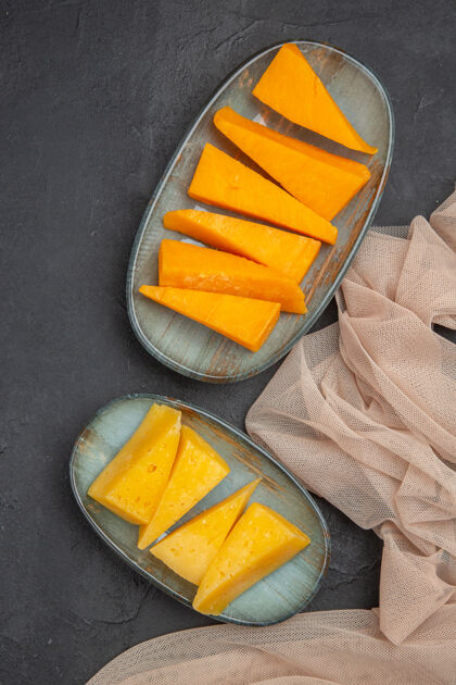 胡桃南瓜黑色背景上毛巾上美味奶酪片的垂直视图切片南瓜膳食