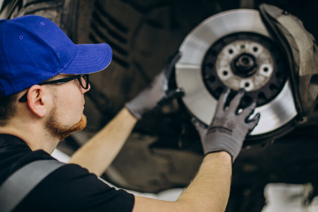 变速器汽车维修中机械师正在更换制动盘汽车安全工作