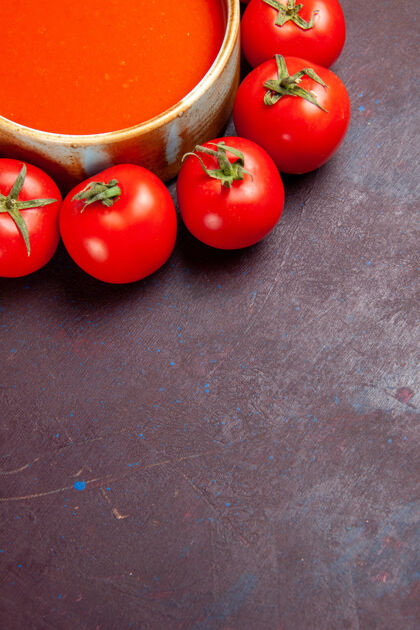 西红柿俯瞰美味的西红柿汤与新鲜的红色西红柿在黑暗的背景西红柿菜汤晚餐新鲜观点李子西红柿