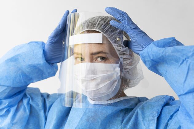 职业戴着医用防护设备和口罩的女人工作妇女工人