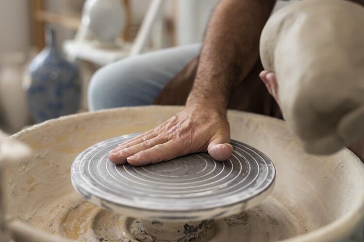 创意闭上双手做陶器创作艺术爱好