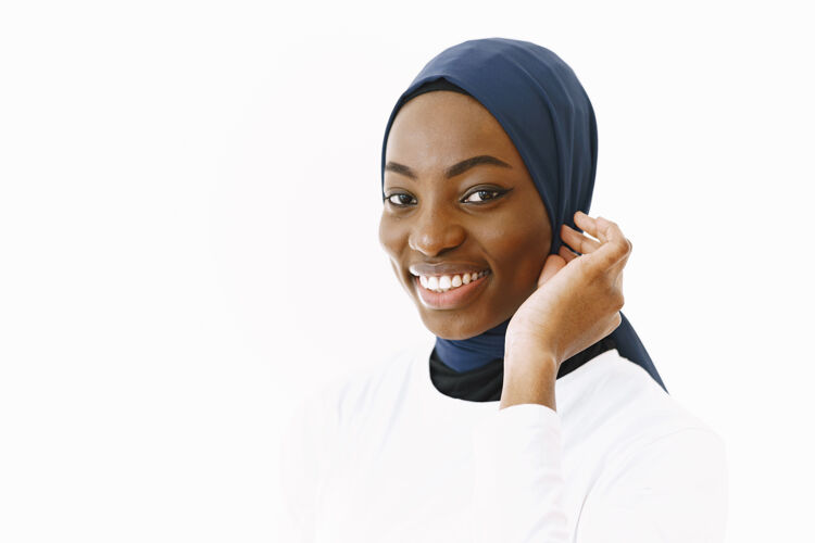 文化可爱满足的宗教女子头像 面带温和微笑 皮肤黝黑健康 头上戴围巾隔离在白色背景上宗教女性非洲