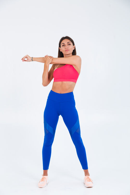 运动适合皮肤黝黑的运动型女性 拥有腹肌 健康曲线 穿着上衣和白色蓝色紧身裤运动健康乐趣