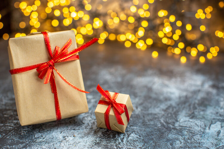 灯前视图圣诞礼物与黄灯亮暗照片圣诞新年彩色烟花礼物新的圣诞节