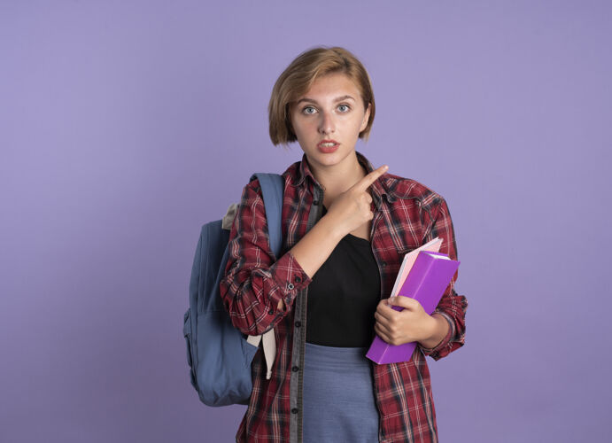 斯拉夫令人印象深刻的年轻斯拉夫学生女孩穿着背包举行的书和笔记本点在一边壁板背包笔记本