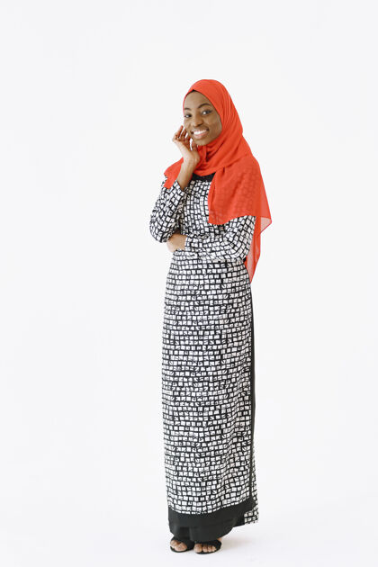 非洲可爱满足的宗教女子头像 面带温和微笑 皮肤黝黑健康 头上戴围巾隔离在白色背景上阿拉伯语服装伊斯兰教