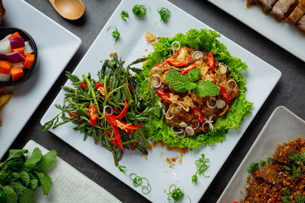 传统泰国菜辣鲜牡蛎沙拉特写木材香草