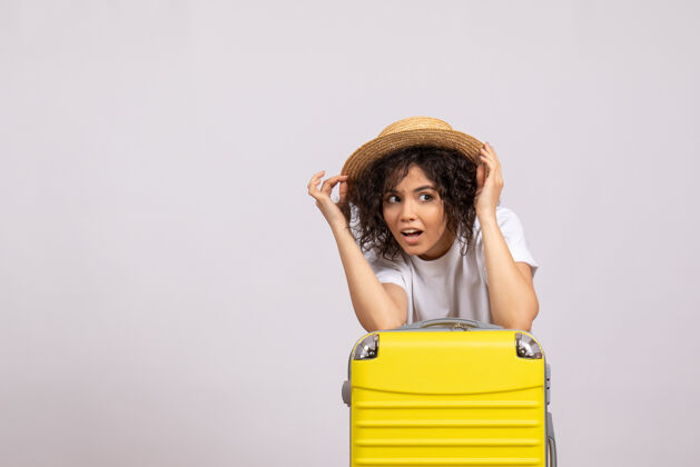 人正面图年轻女性带着黄色的包准备乘坐白色背景的旅行度假飞机航行彩色休息飞行游客肖像包飞行