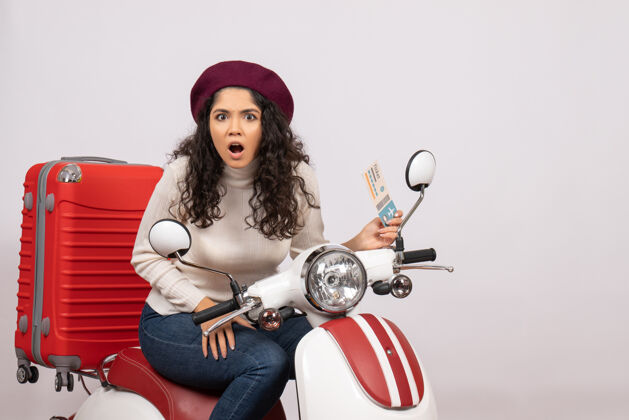 漂亮正面图年轻女性骑自行车持票上白色背景飞行彩色摩托车度假公路车速车辆摩托车摩托车