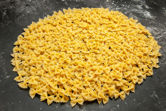 意大利前视图小生面团上深色多面团食物餐色意大利面团照片膳食小麦烹饪