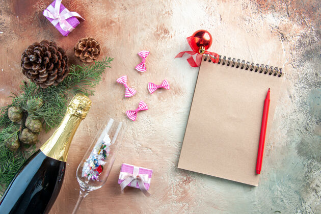 酒精顶视图瓶香槟与小礼物和记事本上轻圣诞照片新年彩色礼物酒精灯容器庆祝