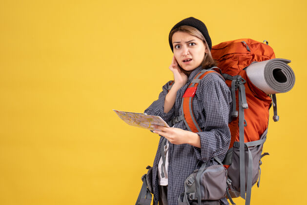 地图背着背包拿着地图让年轻的旅行者心烦意乱时尚背包表情