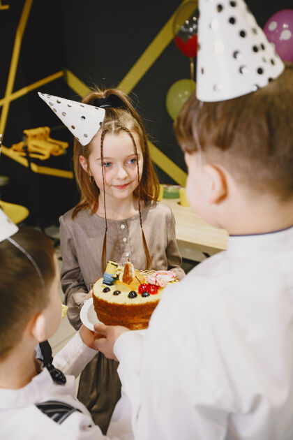 蜡烛儿童有趣的生日聚会在装饰房间快乐的孩子与蛋糕和气球友谊幼儿园房子