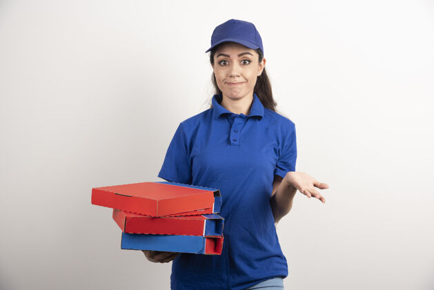 盒子疲惫不堪的女信使拿着一纸板披萨和剪贴板工作邮件工作