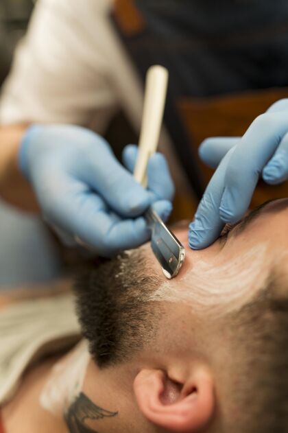 理发师理发师剃须和轮廓男客户的胡须乳胶手套雇员职业