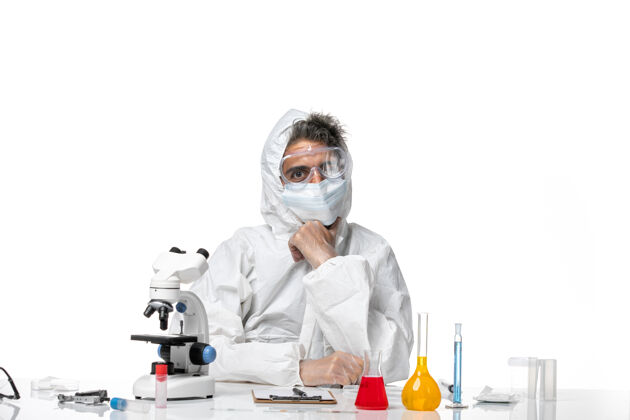 实验室外套正面图男医生穿着防护服 带着无菌口罩思考着白色专业男人成人
