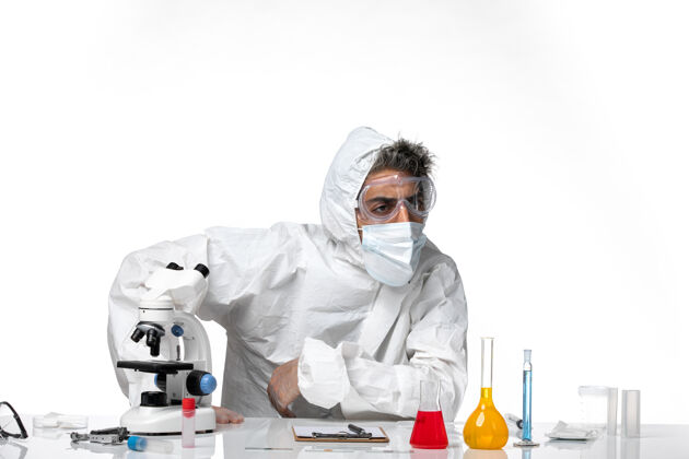 实验室外套男医生穿着防护服 戴着消毒口罩 看着白色的东西西装男医生医学