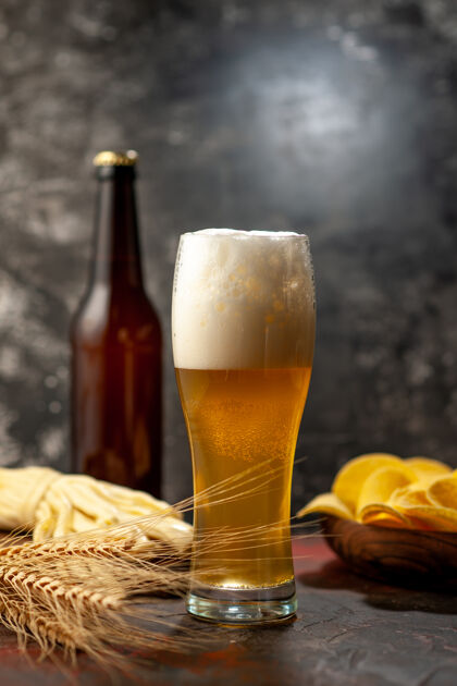 容器前视玻璃熊与cips和奶酪上轻酒照片酒精零食的颜色光酒精啤酒杯