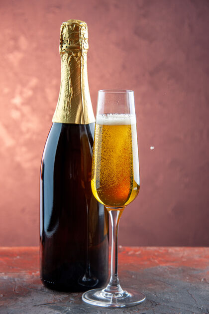 正面前视图香槟酒瓶轻饮酒精照片彩色香槟新年庆典瓶子酒杯