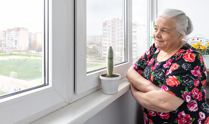 女人一位老妇人站在窗前 望向远方人微笑窗户