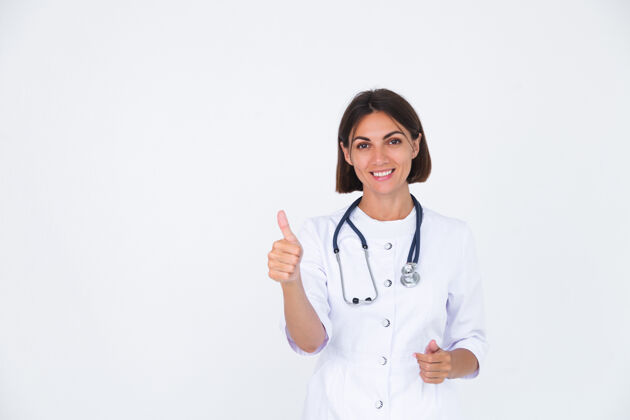 治疗女医生穿着白大褂 自信地微笑着竖起大拇指手从业者设备