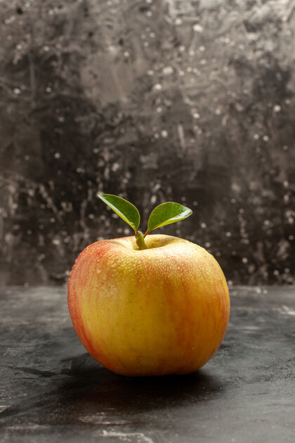 苹果前视图新鲜成熟的苹果上深色醇厚的果汁树照片的颜色树柑橘健康