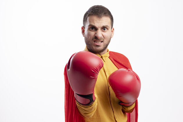 拳击愤怒的高加索超级英雄戴着拳击手套看着镜头人类手套超级英雄