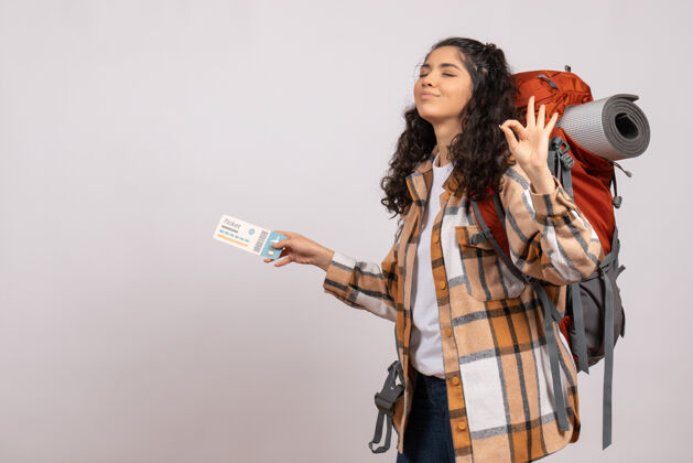 山正面图年轻女子手持机票在白色背景上徒步旅行空中旅游森林度假飞行校园山之旅航空校园旅行