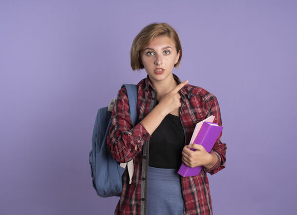 斯拉夫令人印象深刻的年轻斯拉夫学生女孩穿着背包举行的书和笔记本点在一边壁板背包笔记本