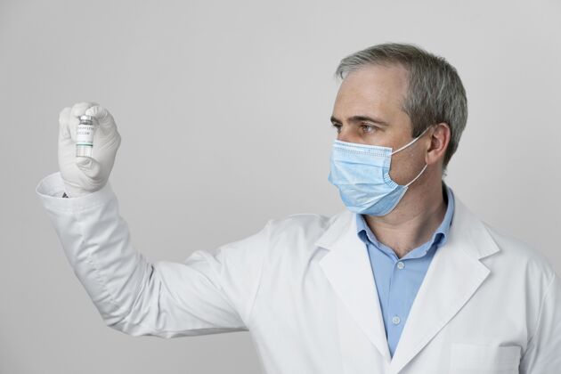 乳胶手套医生戴着乳胶手套拿着疫苗瓶面罩男人疫苗注射