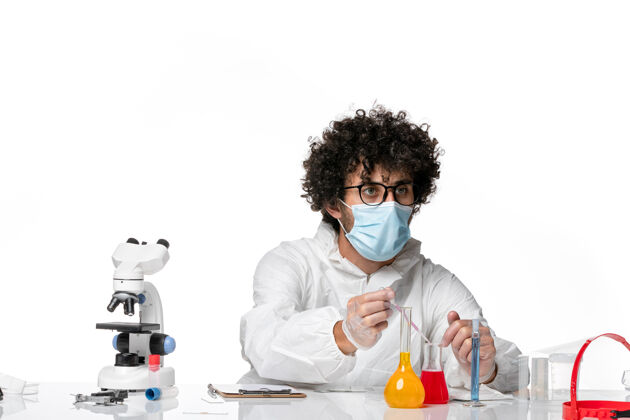 口罩男医生穿着防护服 戴着口罩 用白色溶液工作男医生实验室套装