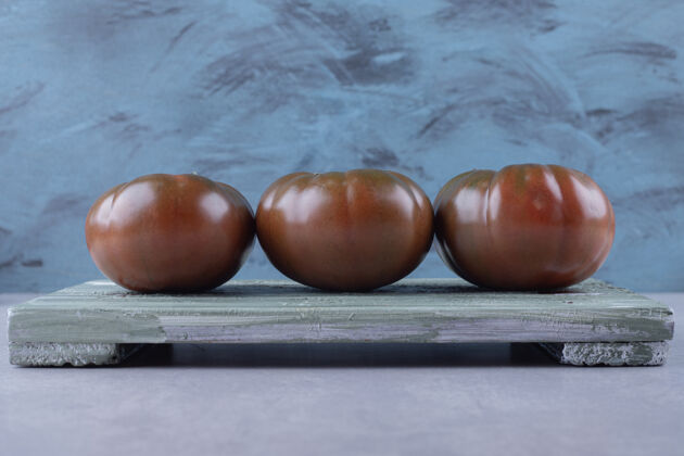 番茄三个熟番茄放在木板上蔬菜有机美味