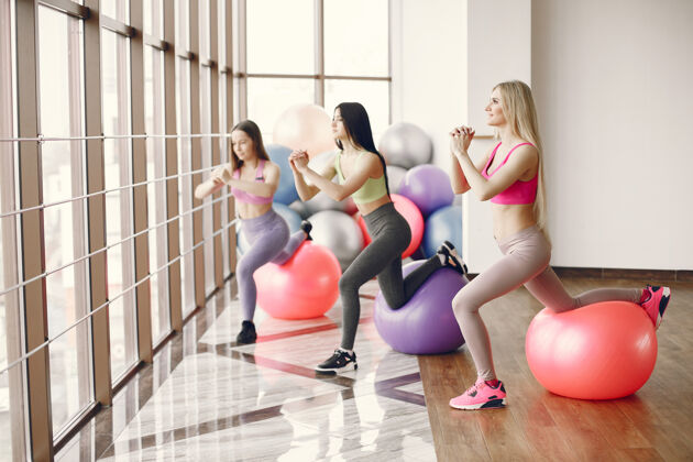强壮大健身房运动生活方式健美的身体健康设备青少年