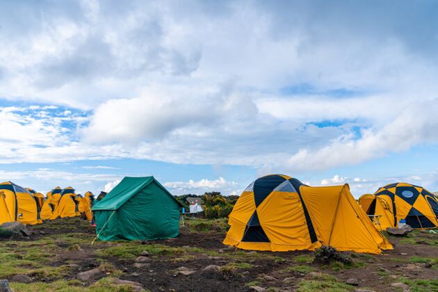 坦桑尼亚乞力马扎罗山露营地的帐篷美丽徒步旅行场地
