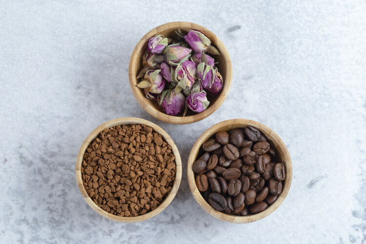 芳香木制碗充满香气的咖啡豆 咖啡和干玫瑰花高品质的照片自然豆类芳香