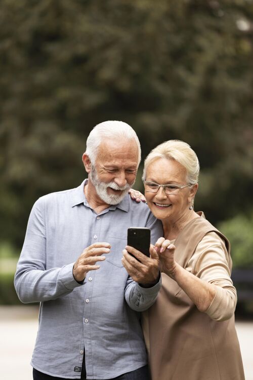 老年带智能手机的中高级夫妇家庭中镜头老年
