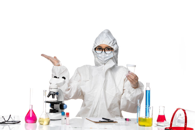 实验室正面图身穿特殊防护服的年轻女化学家手持白色背景的空烧瓶实验室冠状病毒-化学病毒健康保温瓶病毒防护